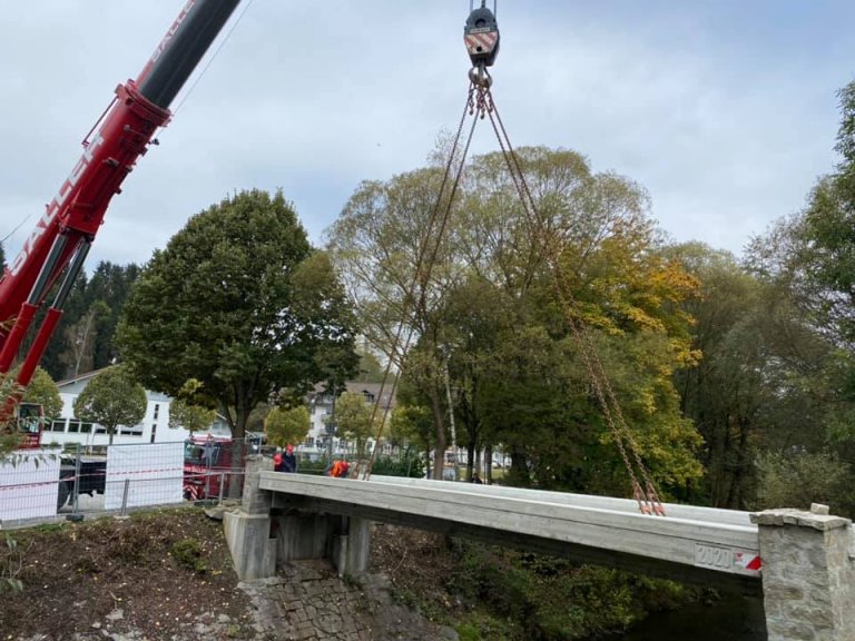 Gehwegbrücke zum Festplatz Teisnach Gehwegbrücke zum Festplatz Teisnach
